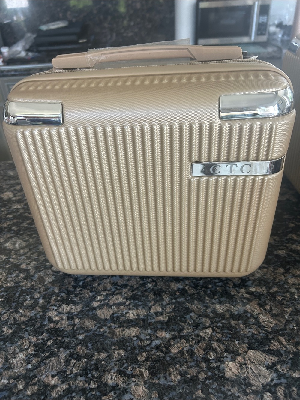 CTC COAST TO COAST GOLD HARD SHELL 14" BEAUTY CASE NWT